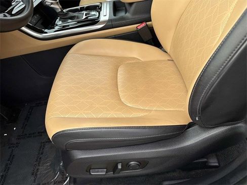 Used 2024 Kia Carnival EX image 15