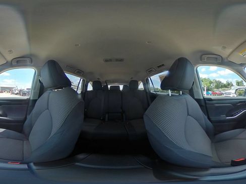 Used 2025 Toyota Highlander LE FWD image 44