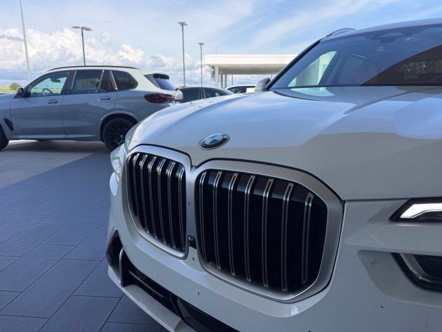 Used 2026 BMW X7 xDrive40i w/ Premium Package AWD/4WD image 2