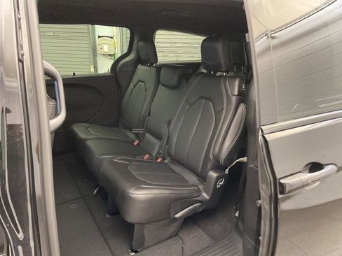 New 2026 Chrysler Pacifica Select image 16