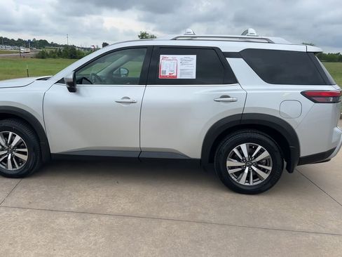 Used 2022 Nissan Pathfinder SL w/ SL Black Package FWD image 6