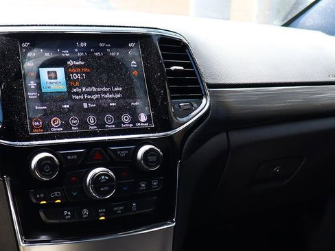 Used 2020 Jeep Grand Cherokee Laredo w/ 18" Wheel & 8.4" Radio Group AWD/4WD image 43