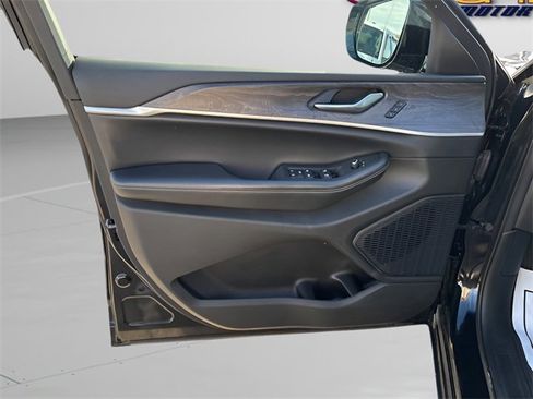 Used 2023 Jeep Grand Cherokee Limited w/ Luxury Tech Group II image 6