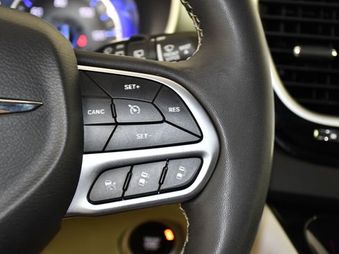 Used 2024 Chrysler Pacifica Touring-L FWD image 21