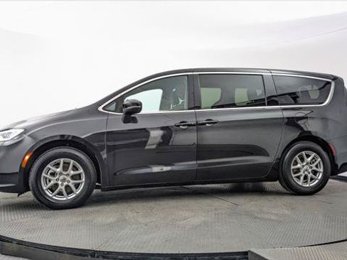 Used 2023 Chrysler Pacifica Touring FWD image 3