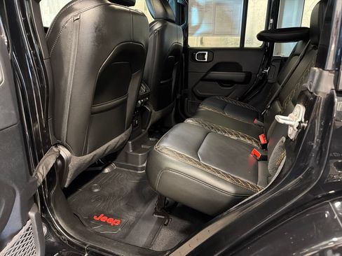 Used 2022 Jeep Wrangler Unlimited Sahara AWD/4WD image 18