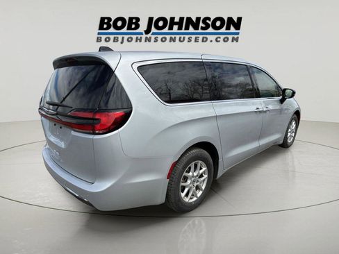 Used 2024 Chrysler Pacifica Touring-L FWD image 3