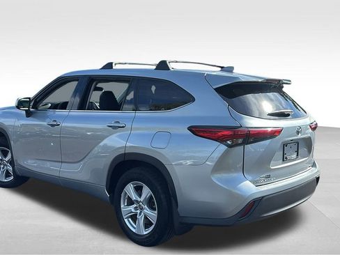 Used 2020 Toyota Highlander LE image 5