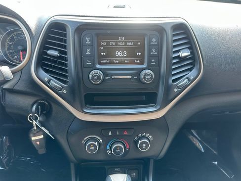 Used 2016 Jeep Cherokee Sport FWD image 24