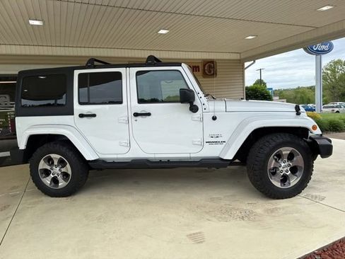 Used 2017 Jeep Wrangler Unlimited Sahara w/ Connectivity Group AWD/4WD image 10