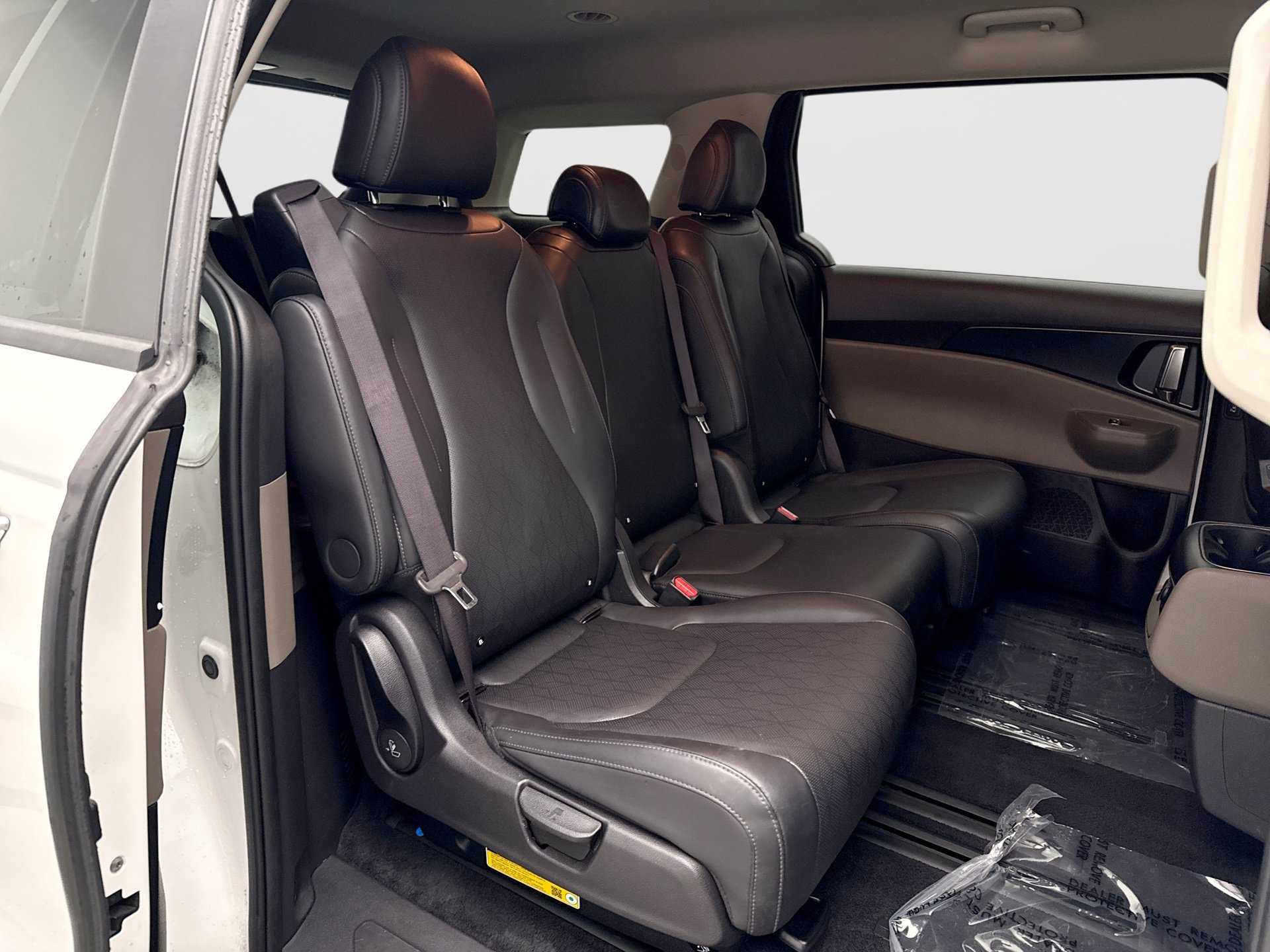 Used 2025 Kia Carnival FWD image 18