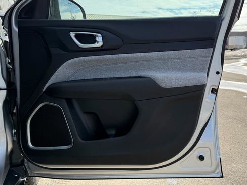 Used 2024 Jeep Compass Latitude image 16