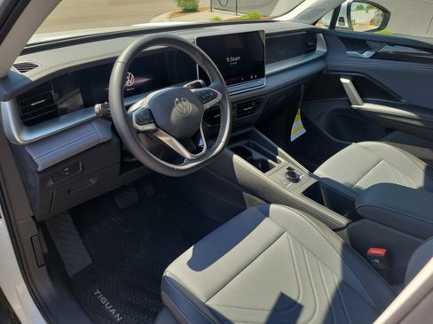 New 2026 Volkswagen Tiguan SE FWD image 30