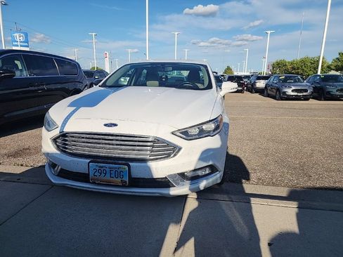 Used 2017 Ford Fusion SE FWD image 3