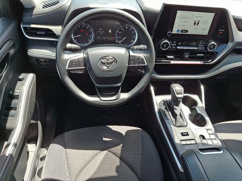 Used 2025 Toyota Highlander LE AWD/4WD image 12