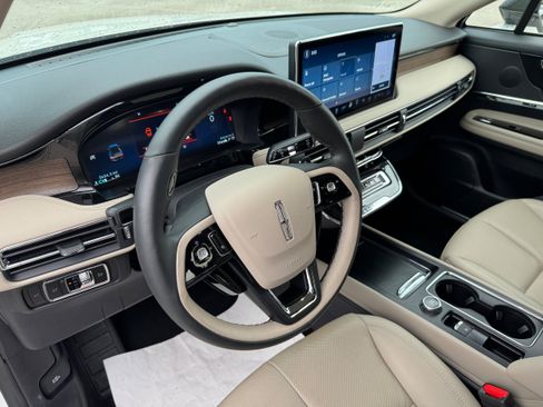 Used 2025 Lincoln Corsair Reserve AWD/4WD image 9