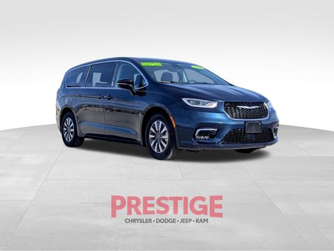 Used 2024 Chrysler Pacifica Select image 5