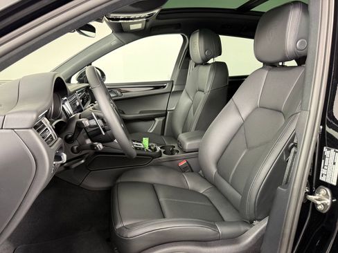 Certified 2026 Porsche Macan AWD/4WD image 5