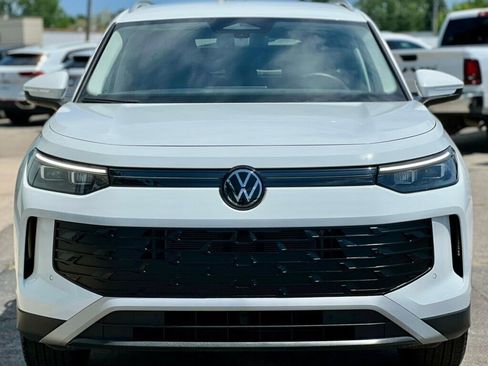 Used 2025 Volkswagen Tiguan SE FWD image 6