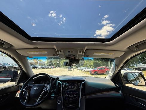 Used 2017 Cadillac Escalade Luxury AWD/4WD image 24