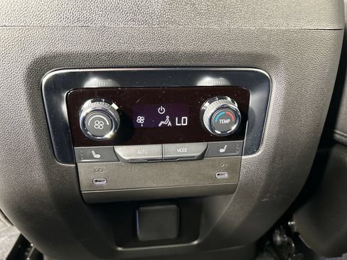 Used 2025 Chevrolet Suburban Premier AWD/4WD image 19