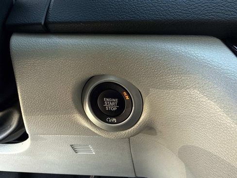 Used 2022 Chrysler Pacifica Touring-L image 32