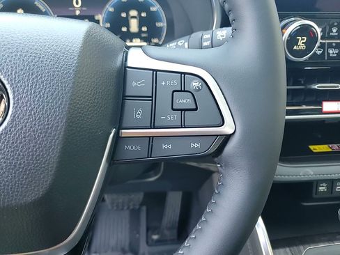 New 2026 Toyota Highlander Platinum image 16