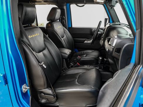Used 2015 Jeep Wrangler Unlimited Sahara w/ Connectivity Group AWD/4WD image 30