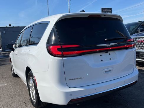 Used 2026 Chrysler Pacifica Select image 7
