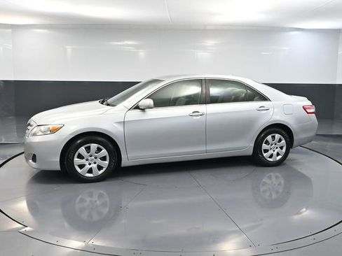 Used 2011 Toyota Camry LE image 9