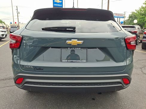 Used 2025 Chevrolet Trax LS w/ LS Convenience Package FWD image 4