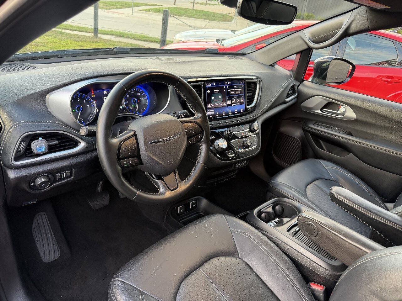 Used 2021 Chrysler Pacifica Touring-L w/ S Appearance Package FWD image 9