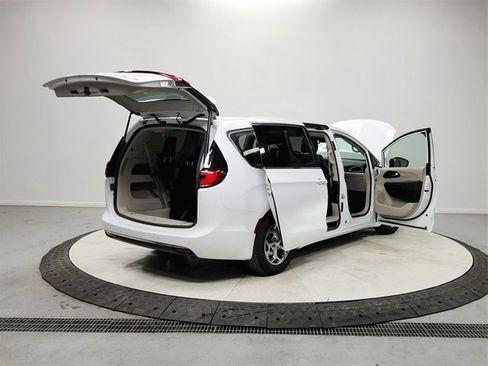 Used 2024 Chrysler Pacifica Limited image 15