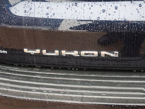 Used 2022 GMC Yukon SLT w/ SLT Premium Package image 21