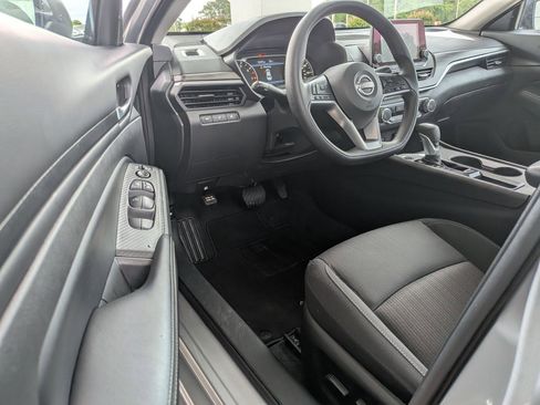 Used 2025 Nissan Altima 2.5 SV FWD image 11