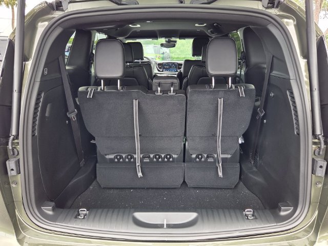 New 2027 Chrysler Pacifica Select FWD image 17