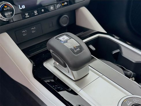 New 2025 Mitsubishi Outlander SE image 17