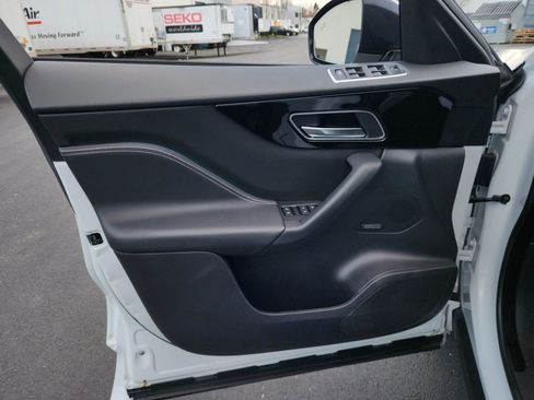 Used 2017 Jaguar F-PACE R-Sport image 18