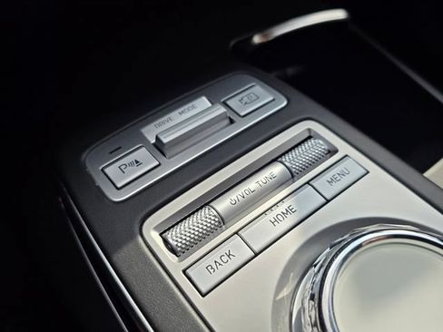 Used 2025 Genesis GV70 2.5T AWD/4WD image 32