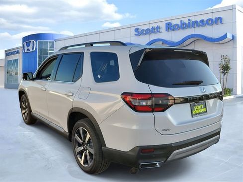 New 2025 Honda Pilot Touring image 3