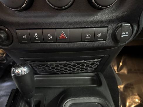 Used 2017 Jeep Wrangler Sahara w/ Connectivity Group AWD/4WD image 16