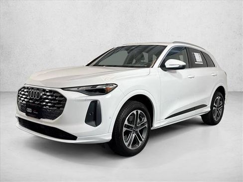 Certified 2025 Audi Q5 Premium w/ Convenience Package AWD/4WD image 3
