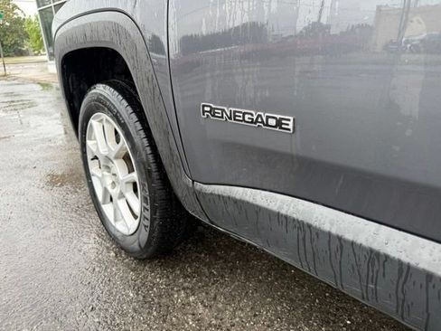 Used 2023 Jeep Renegade Latitude AWD/4WD image 3