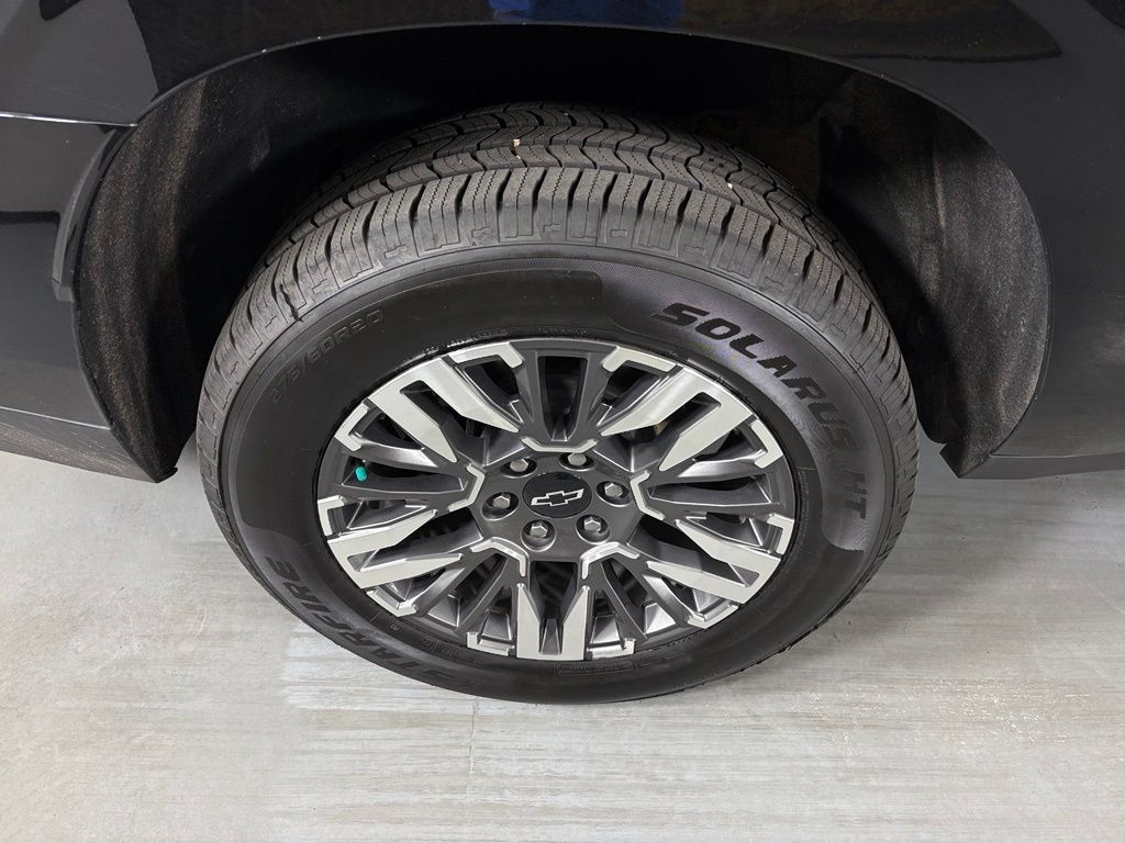 Used 2025 Chevrolet Suburban Z71 AWD/4WD image 11