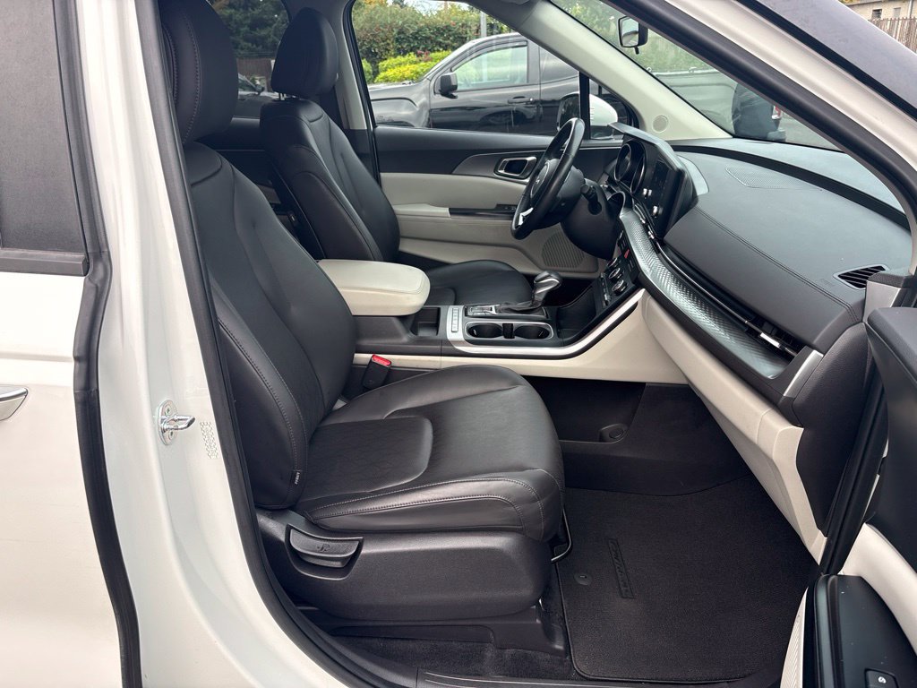 Used 2024 Kia Carnival LX FWD image 24