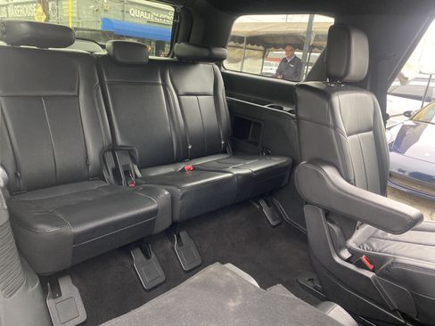 Used 2020 Ford Expedition XLT w/ Equipment Group 202A RWD image 18
