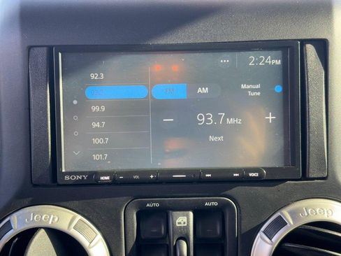 Used 2017 Jeep Wrangler Unlimited Rubicon w/ Connectivity Group image 15