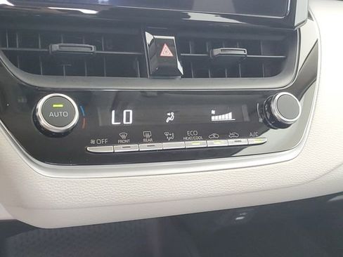 Used 2025 Toyota Corolla LE FWD image 29
