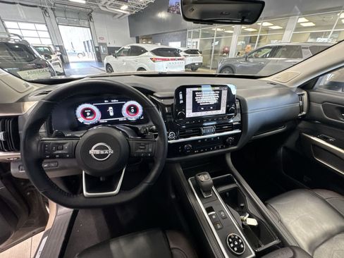 Certified 2024 Nissan Pathfinder Platinum AWD/4WD image 2