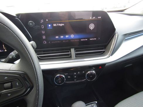 Used 2025 Chevrolet Trax LT image 22